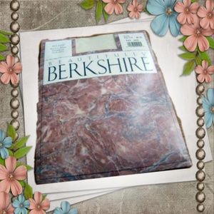 Berkshire 4402 NYLONS stockings ivory SIZE 1-2 NIP